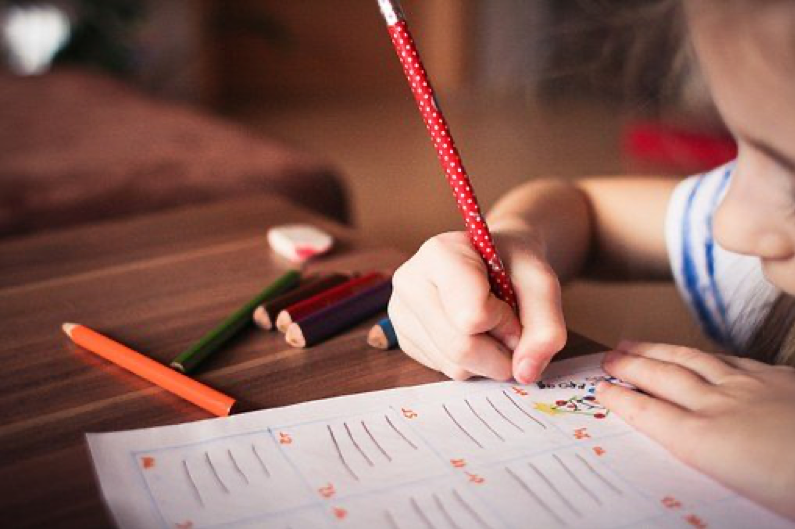 Vanuit de hoek van de klas heb ik een goed overzicht over de hele groep. Een groepje van vier jongens links  achterin de klas lijkt niet erg op te letten tijdens de uitleg van de leerkracht. Ze seinen naar elkaar en fluisteren tegen elkaar. De grootste jongen van het groepje neemt het voortouw door er […]