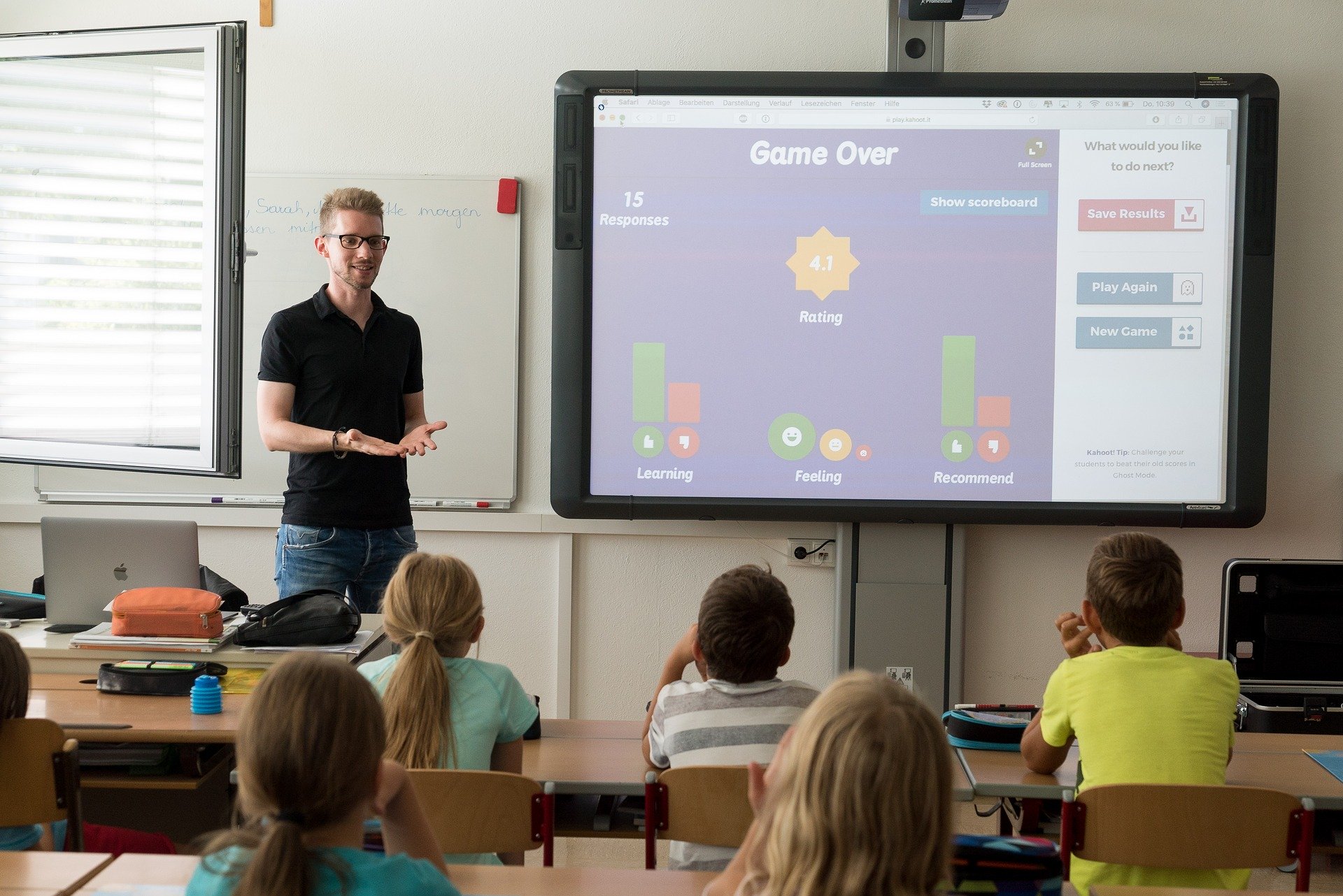 Een groot, goud geverfd bord hangt duidelijk zichtbaar naast het Digibord. Het is het eerste wat ik zie als ik de klas binnenkom. Bovenaan staat in mooie sierletters geschreven; De 5 Gouden Regels: In onze klas praat er één tegelijk. In onze klas mag je fouten maken. In onze klas praten we met een normale […]