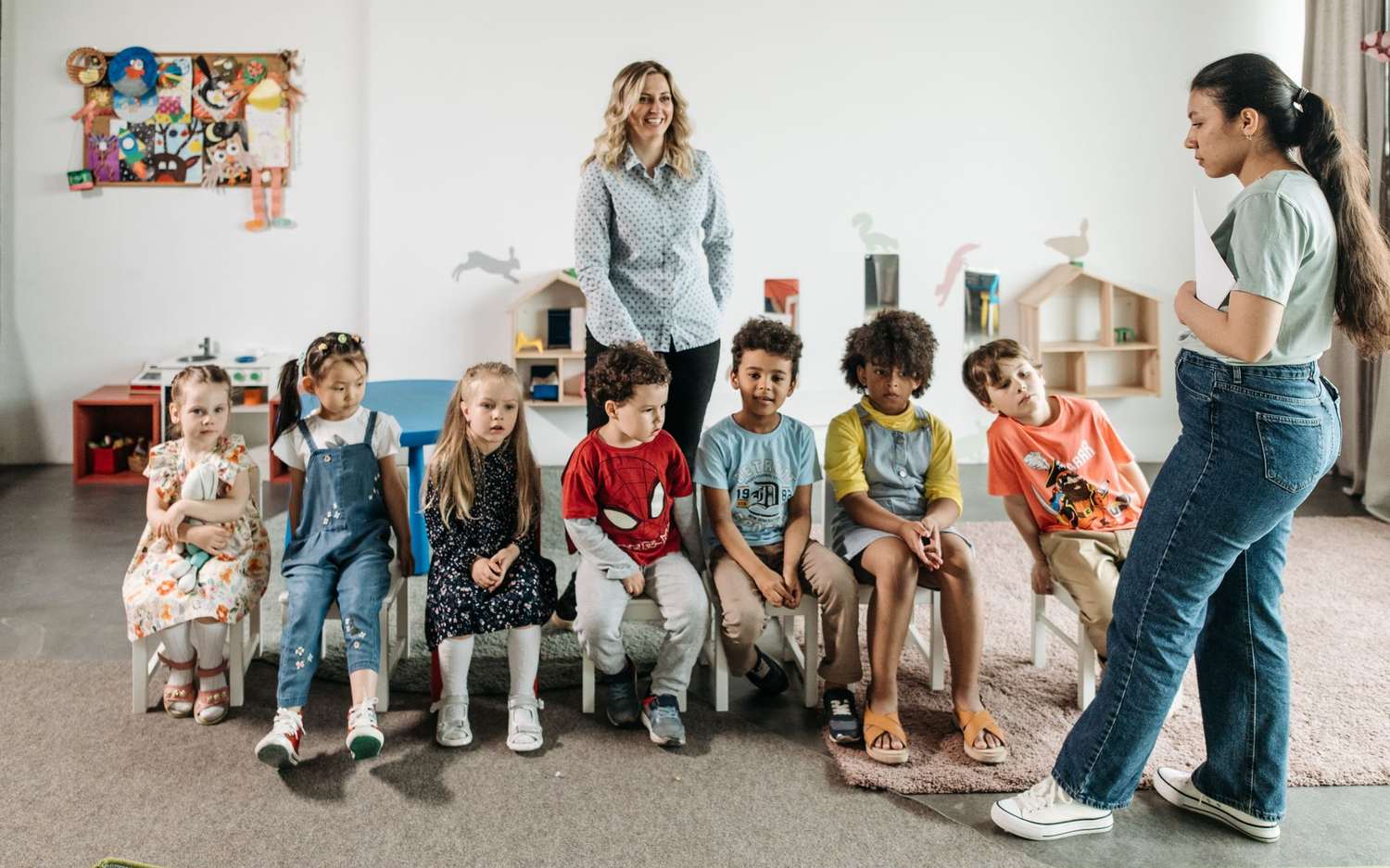 Kinderen en leerkracht samen in de kring