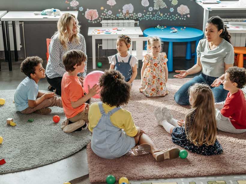 Kinderen spelen samen in de kring