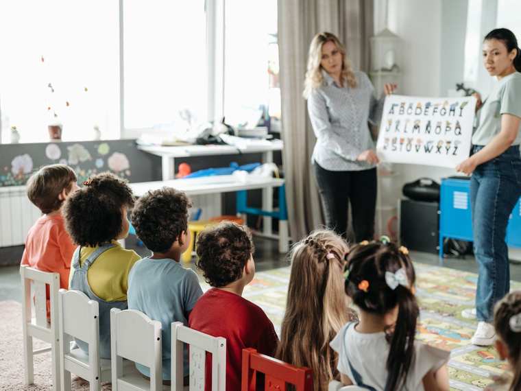 Kinderen in de kring tijdens een les uit de Geluksaanpak