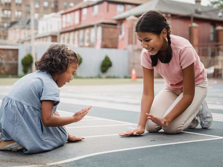 Twee kinderen spelen samen op het schoolplein