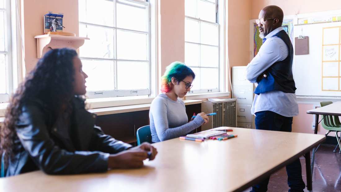 Schoolteam werkt samen aan tafel